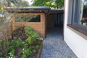 Außenbereich Nebengebäude Carport