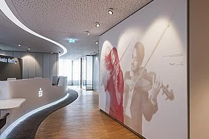 Stadtsparkasse Augsburg, Max 23, Grafik Empfangsbereich